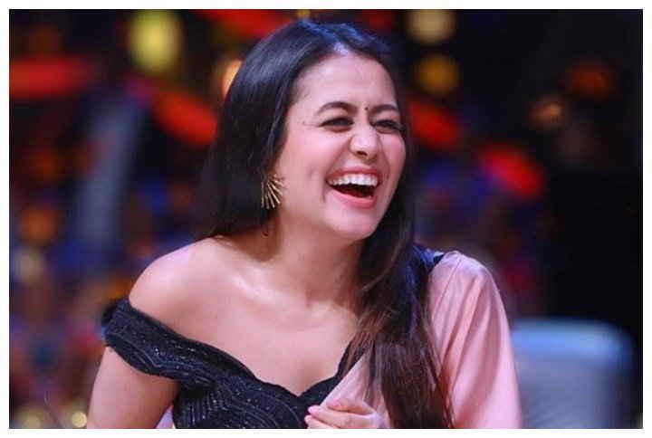 Neha Kakkar Getting Drunk And Falling On The Floor Video After Break Up With Himansh Kohli 