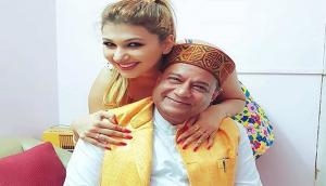 Bigg Boss 12 'anokhi jodi' Anup Jalota and Jasleen Matharu are doing this together and everyone is asking what's going on; see video