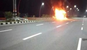 Uttar Pradesh: Four dead as AC bus catches fire at Agra-Lucknow expressway