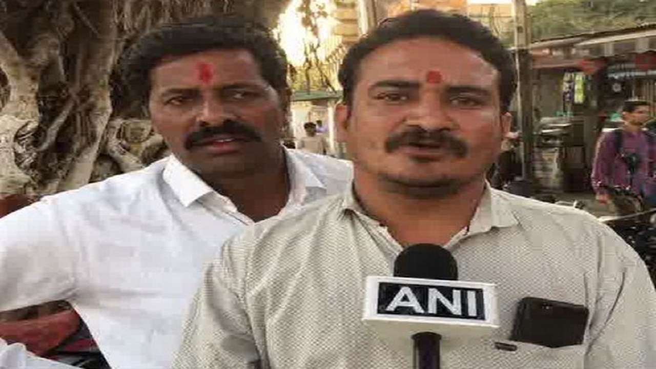 Case filed against Congress workers for pasting 'chowkidar chor hai' posters on train in Indore