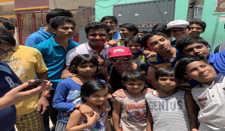 Watch: Kevin Pietersen stopped by to play gully cricket with Bangalore kids before an IPL match