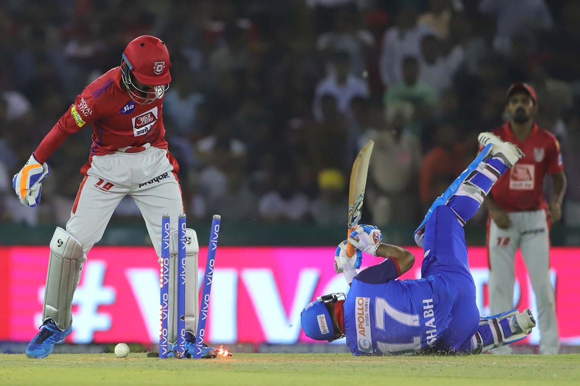 Former England captain viciously trolls Delhi Capitals after their batting collapse