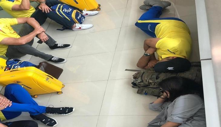 Dhoni Sleep On Airport Floor