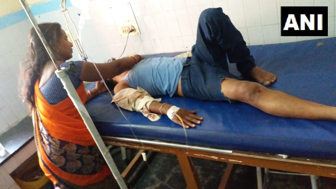 7 dead, 9 injured after minibus collides with lorry in Andhra Pradesh's Anantapur district