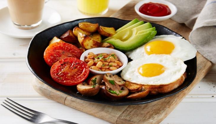 Pakistan Airlines trolled for serving 'English' breakfast to passengers; 'No Halwa Puri?', Twitterati asks