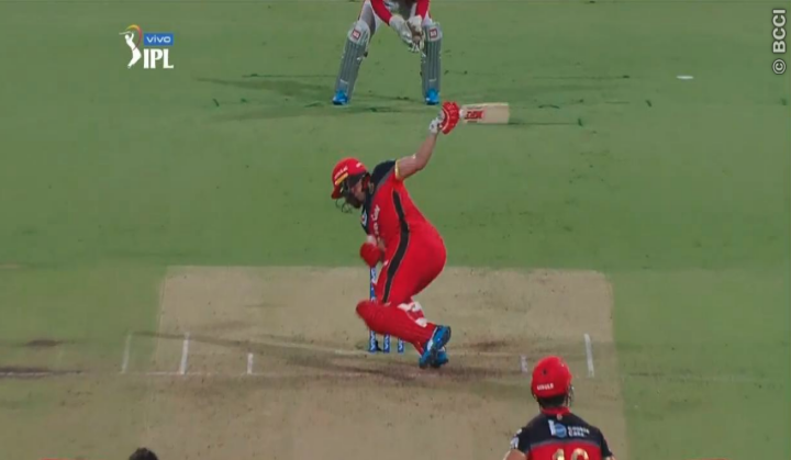 Watch: AB de Villiers 'Mr 360' plays one handed blinder to send the ball out of the park