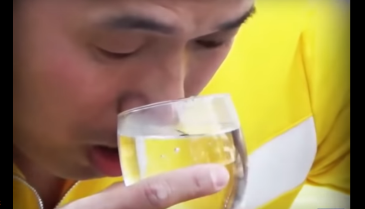 Weird viral video! This man drinks water and milk from his nose; what he did next will leave you stunned!