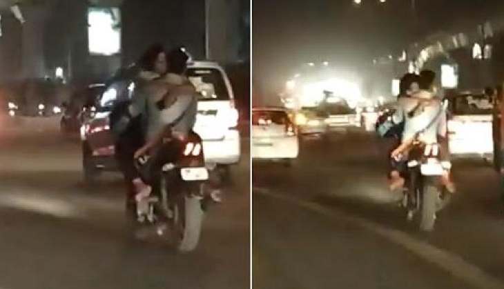 Delhi Caught On Camera Couple Makes Out On Moving Bike ‘wheres The