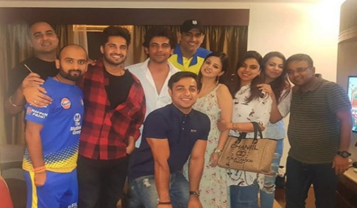 VIDEO: Sunil Grover cracks a joke on MS Dhoni, Sakshi Dhoni laughs her lungs out!