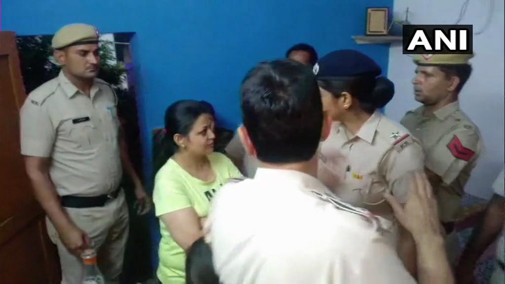 Woman detained for throwing slipper at Navjot Singh Sidhu