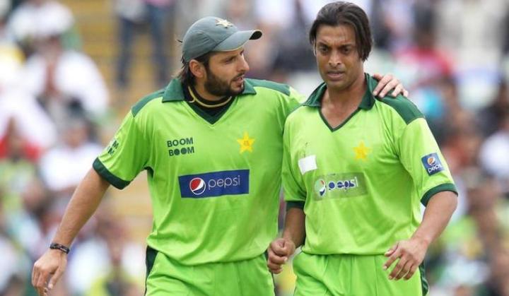 Shoaib Akhtar backs Shahid Afridi, says senior players wanted to beat him with bat