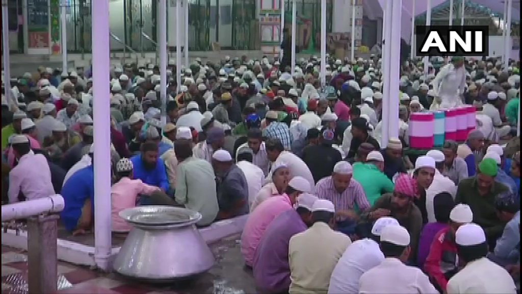 Ramzan 2019: Hindus, Muslims unite at Gujarat dargah to break fast, devotees say 'Iftar is for all'