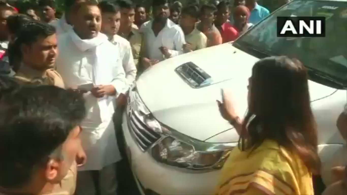 Watch: Minor argument between Maneka Gandhi, her 'gathbandhan' opponent