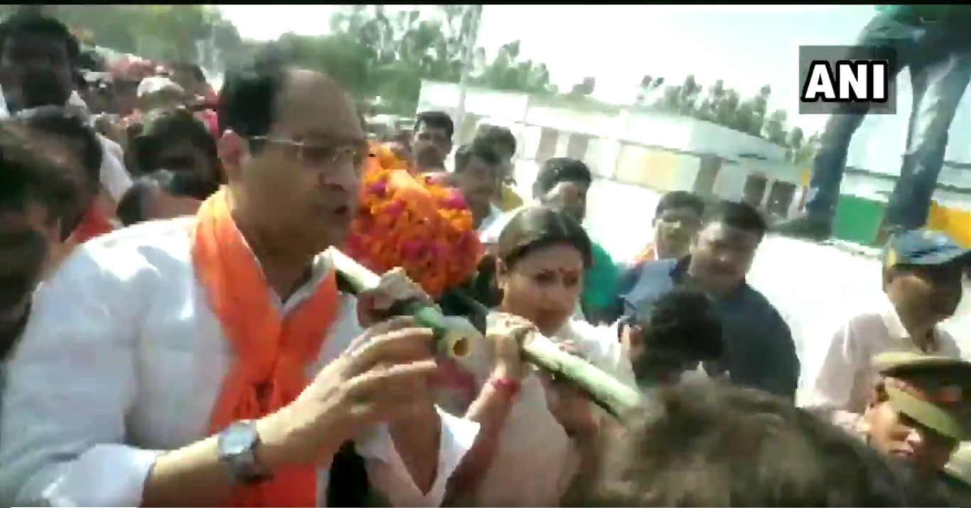 Video: Smriti Irani's heart-touching gesture! Amethi MP lends shoulder to remains of her aide who was shot dead