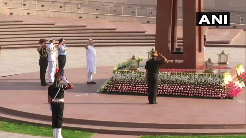 PM Modi Swearing-in: PM Modi pays tribute to jawans at National War Memorial