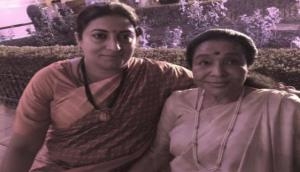 Smriti Irani helps Asha Bhosle amid post oath-taking ceremony