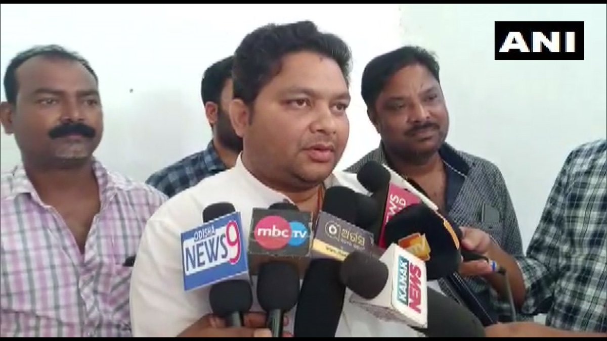 Odisha: BJD MLA forces PWD engineer to do sit ups in public