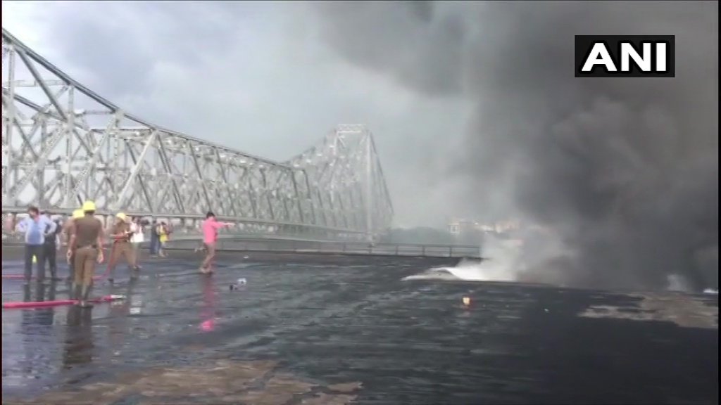 West Bengal: Fire at chemical godown near Howrah Bridge; 20 fire engines on the spot