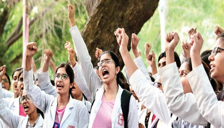 West Bengal: Protesting doctors turn down Mamata Banerjee's invite for talks, says CM has to apologise first