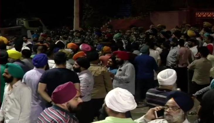 Delhi: Protest outside Mukherjee Nagar police station