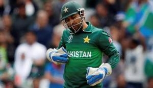 Watch: Pakistan captain Sarfaraz Ahmed faces verbal abuse on field after India loss