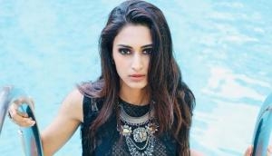 VIDEO: Erica Fernandes aka Prerna of Kasautii Zindagii Kay 2 faces Oops moment, her saree falls down publicly