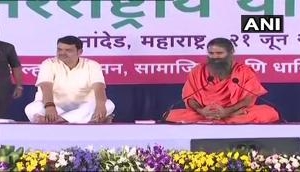 Maharahtra: Baba Ramdev, Devendra Fadnavis perform yoga on fifth International Yoga Day