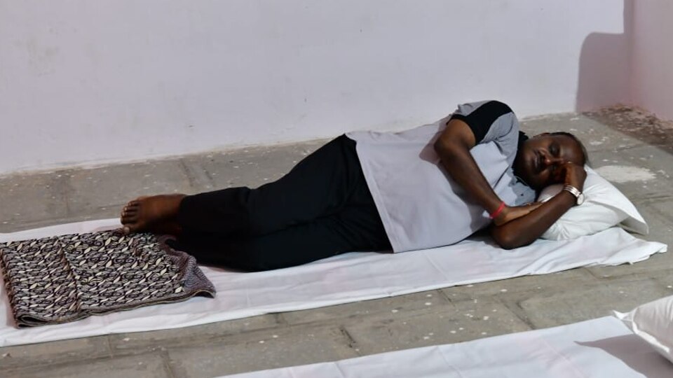 Karnataka: What 5-star arrangements, ready to sleep on the road, says HD Kumaraswamy