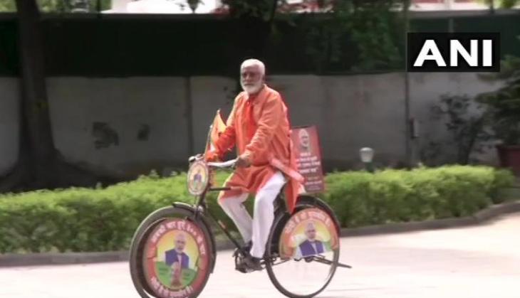 PM Modi meets Amreli man who cycled to Delhi celebrating BJP's poll victory