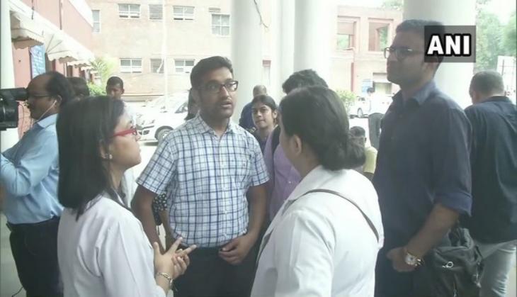 Delhi: After patient's relative attacked doctor, AIIMS RDA urges CM Arvind Kejriwal to intervene