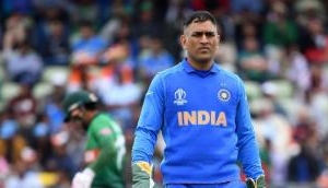 Netizens can't keep calm seeing Dhoni seemingly in tears
