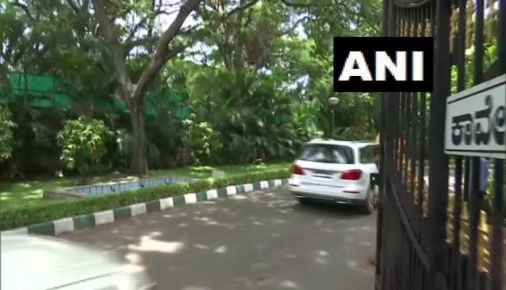Rebel Congress MLA Nagaraj meets Siddaramaiah