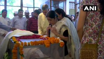 Delhi: Omar Abdullah, Sushma Swaraj pay tributes to Sheila Dikshit