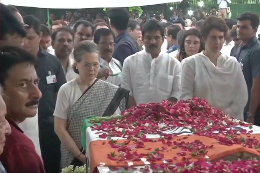 Sonia, Priyanka Gandhi pay tributes to Sheila Dikshit at Congress headquarters