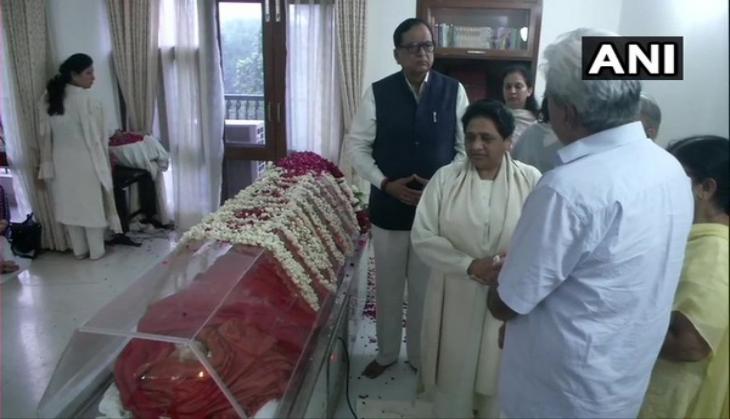 Mayawati pays her last respects to Sushma Swaraj