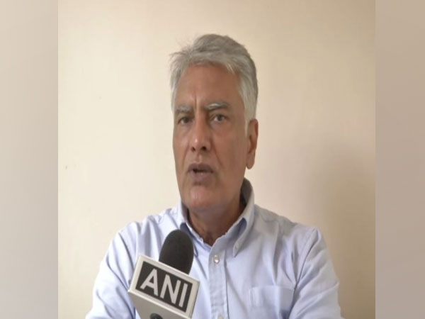 Gandhis have earned stature through sacrifices, BJP has marginalised its senior leadership: Sunil Jakhar