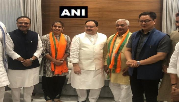 Babita, Mahavir Phogat join BJP, says ready for political dangal