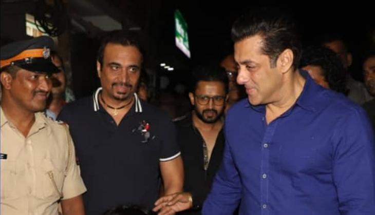 VIDEO: A female fan pulled Salman Khan's hand and Dabangg Khan is not happy at all!