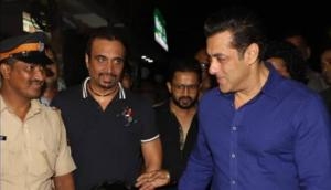 VIDEO: A female fan pulled Salman Khan's hand and Dabangg Khan is not happy at all!