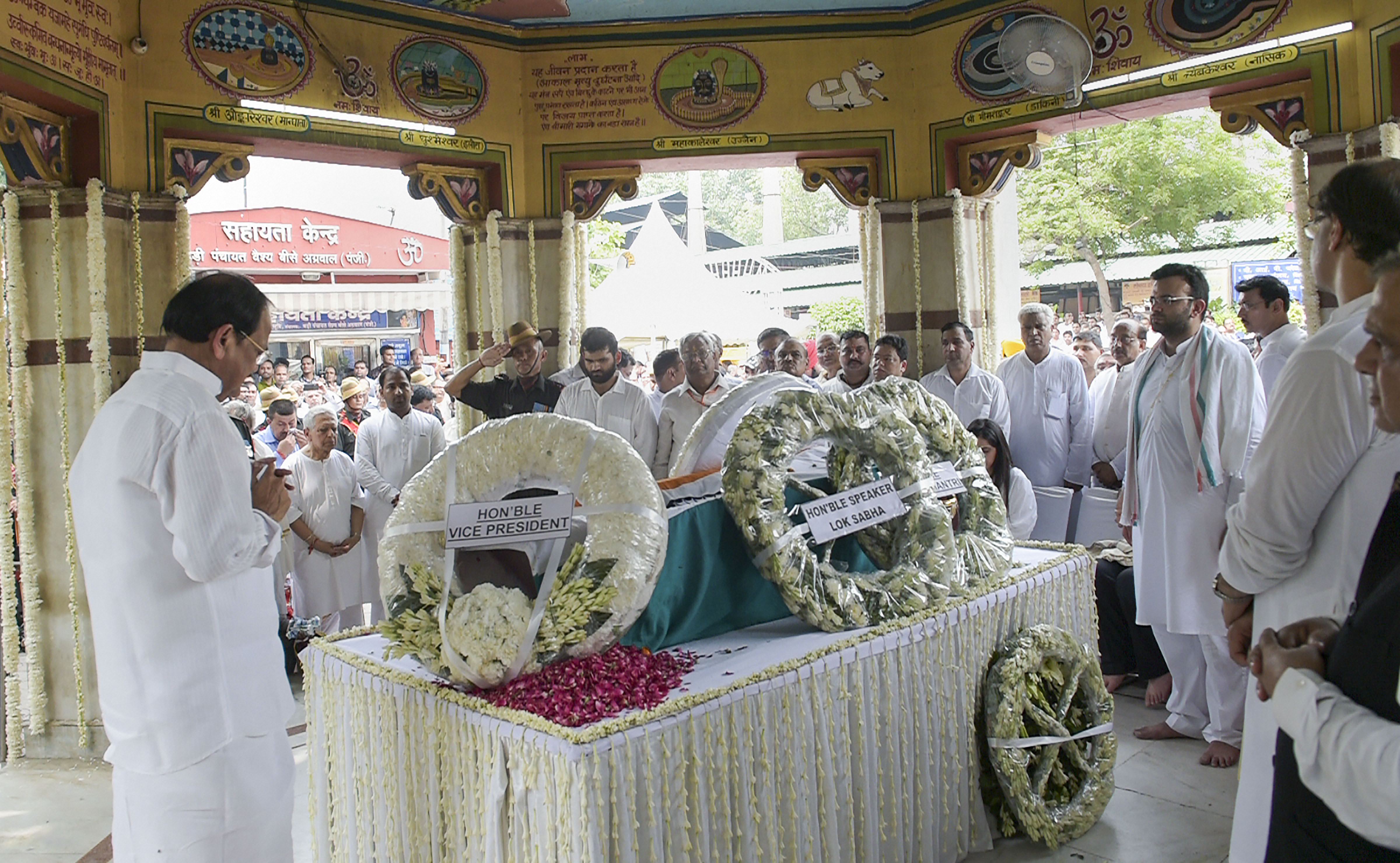 Venkaiah Naidu breaks down at Arun Jaitley's funeral