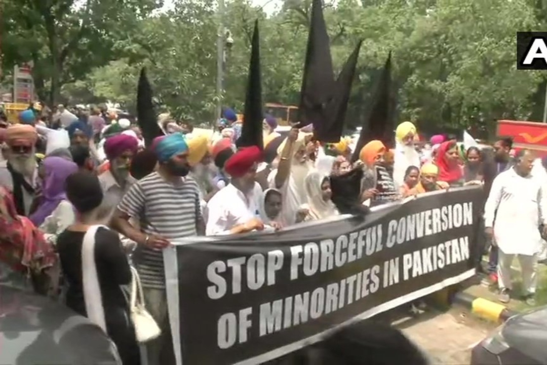 Sikhs launch massive protest outside Pakistan High Commission against forced conversions
