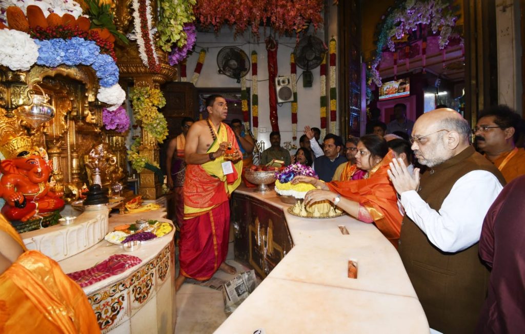 Amit Shah arrives in Mumbai, offers prayers at Siddhivinayak Temple