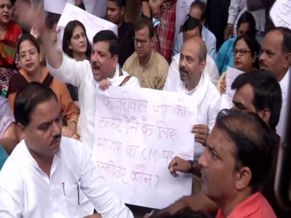 AAP MP Sanjay Singh protests outside residence of BJP leader Vijay Goel