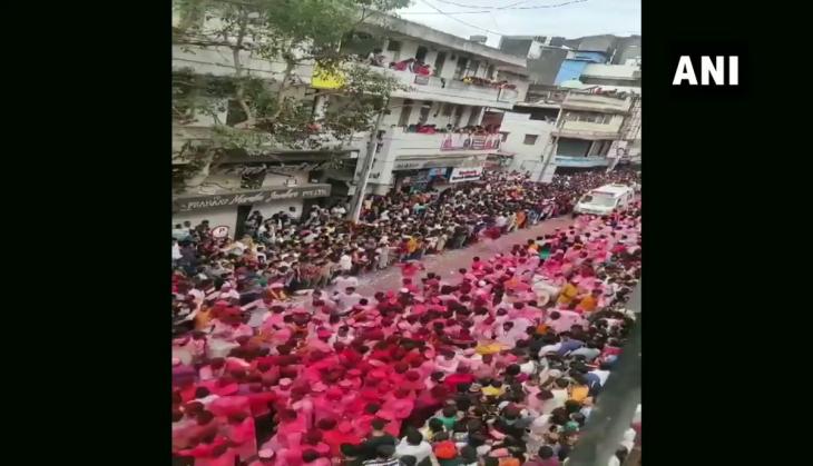 Maharashtra: Devotees show humanity by giving way to ambulance during Ganesh idol immersion