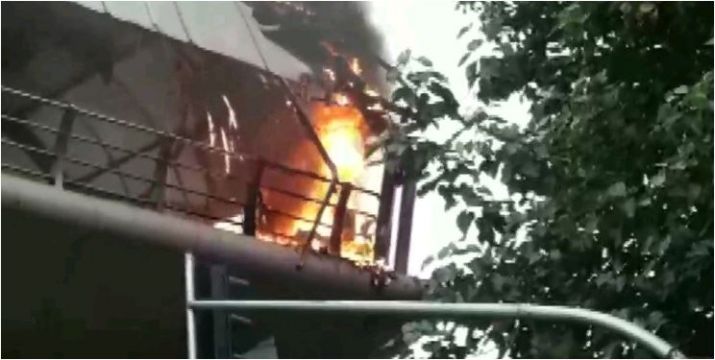 Maharashtra: Fire breaks out on skywalk in Mumbai's Cotton Green