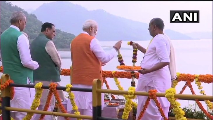 Gujarat: PM Modi performs Narmada 'aarti' at Sardar Sarovar dam