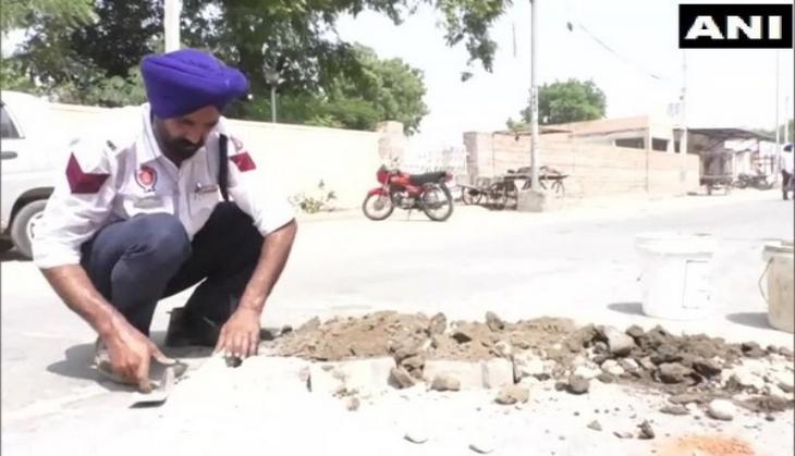 Punjab: Meet traffic cop who fills up potholes on Bhatinda roads