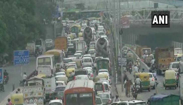 Delhi: Slow traffic movement in Anand Vihar due to farmers protest at NH-24