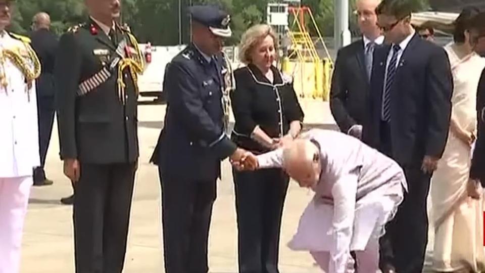 PM Modi's 'down to earth' gesture at Houston airport leaves netizens impressed!