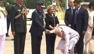 PM Modi's 'down to earth' gesture at Houston airport leaves netizens impressed!